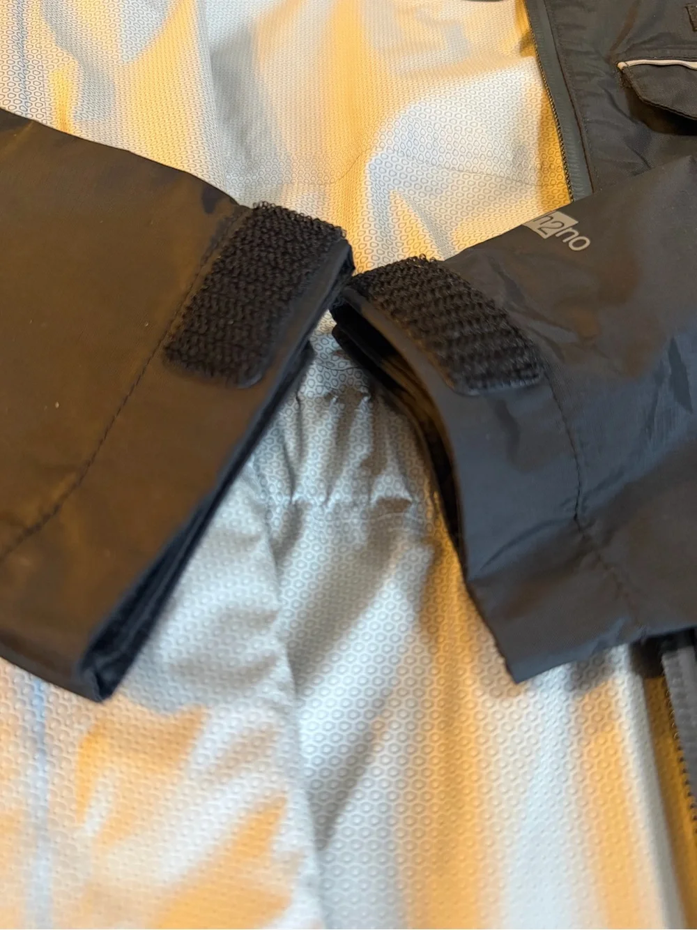 Patagonia Kids’ H2No Hooded Rain Jacket in Black, size XS (5–6) Unisex